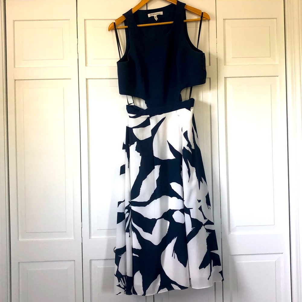Beautiful BCBG navy and white floral dress. Size 6. Smoke free home